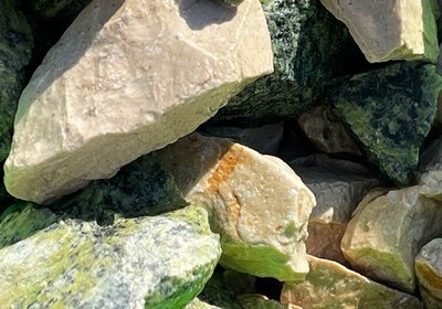 Не можете определиться с цветом камня для отсыпки участка  каменной крошкой?